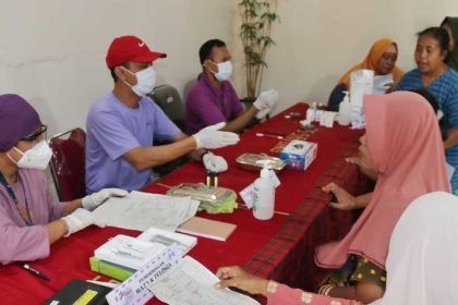 Petugus sedang memeriksa masyarakat yang mengikuti program Speling dan cek kesehatan gratis di Jateng. (humas dinkes jateng)