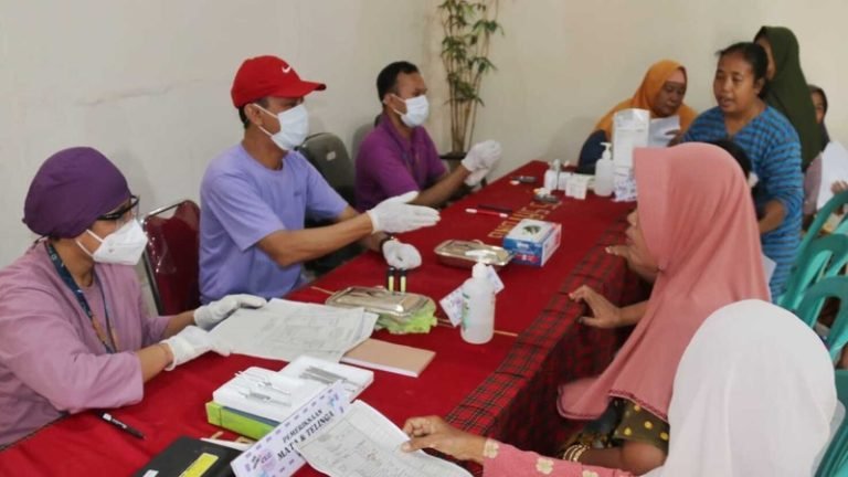 Petugus sedang memeriksa masyarakat yang mengikuti program Speling dan cek kesehatan gratis di Jateng. (humas dinkes jateng)