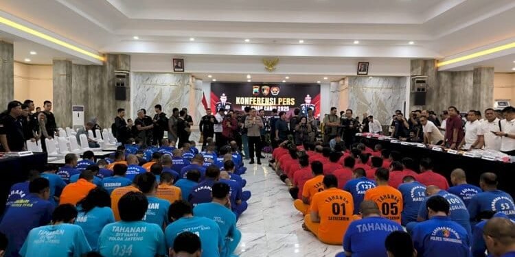 Jajaran Polda Jateng menangkap 916 preman dalam Operasi Aman Candi 2025. Polisi menyebut, 33 preman yang ditangkap terafiliasi dengan 11 ormas.