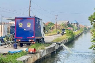 Pompa portabel dioperasikan untuk menangani banjir rob di Sayung, Demak. (humas pemprov jateng)