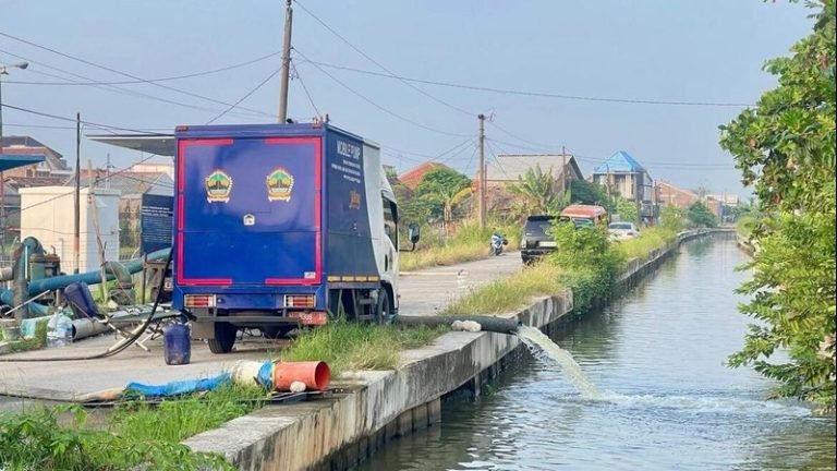Pompa portabel dioperasikan untuk menangani banjir rob di Sayung, Demak. (humas pemprov jateng)
