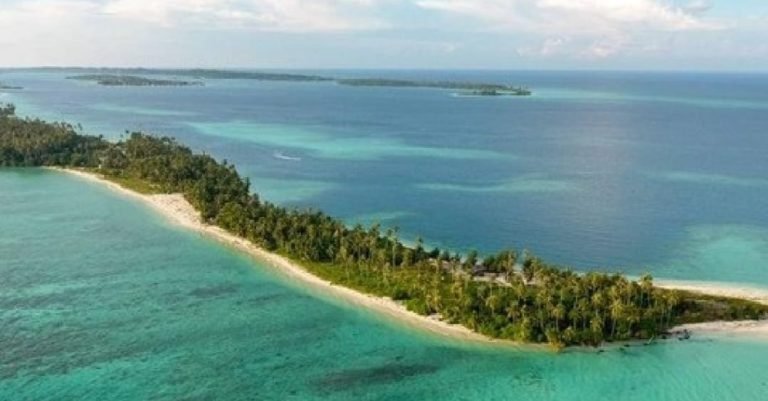 Salah satu penampakan Pulau Panjang, Sumatera. Satu dari empat pulau di sebelah barat Pulau Sumatera di perairan Samudra Hindia, yang jadi perebutan wilayah antara Provinsi Sumatera Utara dan Aceh.