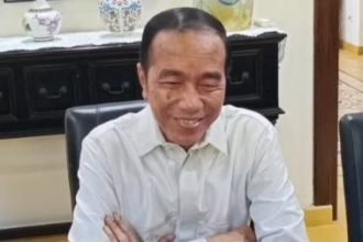 SETIAP hari, masyarakat diminta untuk terus sibuk membicarakannya. Mulai dari keturunan PKI, ijazah palsu, kondisi fisik yang sakit-sakitan setelah tidak lagi menjabat presiden, bahkan isu kematiannya, pemakzulan Wapres Gibran, hingga wacana penugasan ngantor ke Papua.