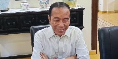 SETIAP hari, masyarakat diminta untuk terus sibuk membicarakannya. Mulai dari keturunan PKI, ijazah palsu, kondisi fisik yang sakit-sakitan setelah tidak lagi menjabat presiden, bahkan isu kematiannya, pemakzulan Wapres Gibran, hingga wacana penugasan ngantor ke Papua.