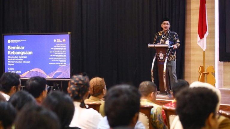 Wakil Gubernur Jateng, Taj Yasin, menjadi keynote speech pada seminar “Menghadapi Tantangan Radikalisasi dalam Mempertahankan Ideologi Negara”, di kampus FISIP Undip.