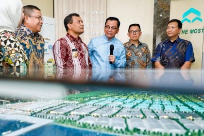 Gubernur Jateng Ahmad Luthfi (keempat kanan) berkomunikasi dengan beberapa pihak saat meninjau Kawasan Industri Kendal, Senin (3/6/2025). (Dok Humas Pemprov Jateng)