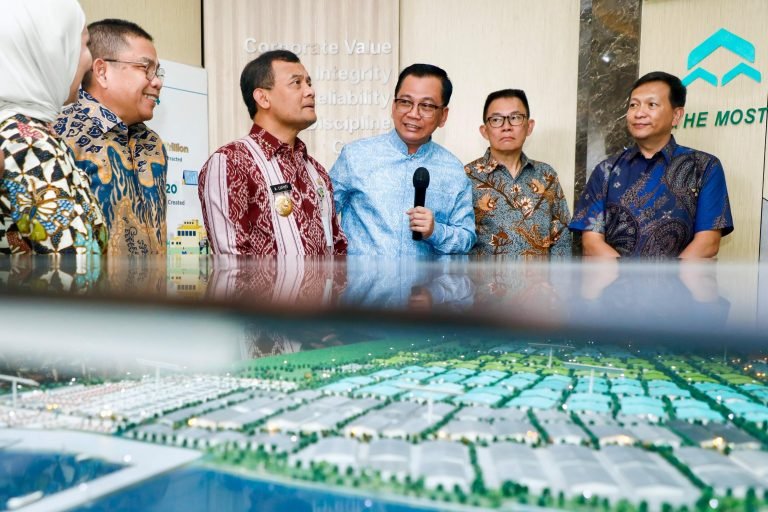 Gubernur Jateng Ahmad Luthfi (keempat kanan) berkomunikasi dengan beberapa pihak saat meninjau Kawasan Industri Kendal, Senin (3/6/2025). (Dok Humas Pemprov Jateng)