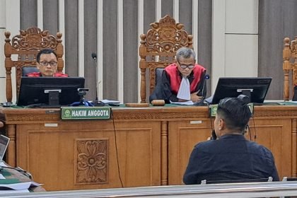 Ade Bakti (baju hitam) bersaksi di sidang korupsi Mbak Ita di Pengadilan Tipikor Semarang, Rabu (4/6/2025). (bai)