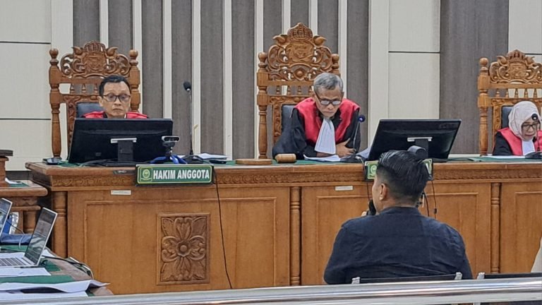 Ade Bakti (baju hitam) bersaksi di sidang korupsi Mbak Ita di Pengadilan Tipikor Semarang, Rabu (4/6/2025). (bai)