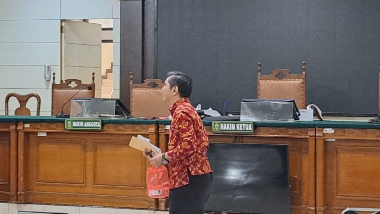 Ketua Tim Pemeriksa Kasus PPDS Undip dari Inspektorat Kemenkes, Pamor Nainggolan berdiri usai bersaksi di sidang PN Semarang, Rabu (4/6/2025). (bai)