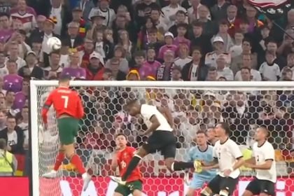 Cristiano Ronaldo menyundul bola ke arah gawang Jerman dalam pertandingan UEFA Nation's Leaguge di Allianz Arena, Munich, Jerman, Kamis 5/6/2025