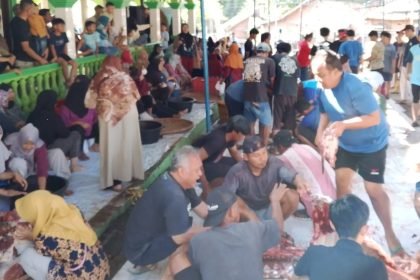 Panitia Kurban Yayasan Masjid Roudlotul Abididin Blanten, Kabupaten Semarang, bagikan 600-an kilogram daging kurban pada Hari Raya Iduladha 1446 Hijriah, Jumat (6/6/2025).