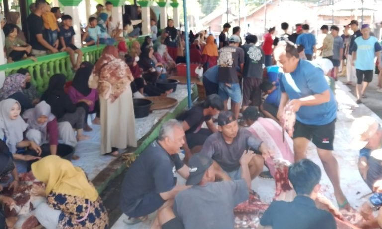 Panitia Kurban Yayasan Masjid Roudlotul Abididin Blanten, Kabupaten Semarang, bagikan 600-an kilogram daging kurban pada Hari Raya Iduladha 1446 Hijriah, Jumat (6/6/2025).