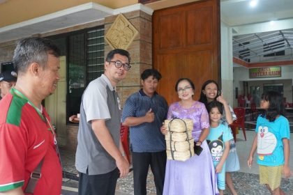 Anak-anak panti asuhan Griya Bahtera kasih milik yayasan Nasrani menyambut gembira pemberian daging kurban dari Masjid At-Taqwa Ngaliyan. Paket kurban diterima langsung Ibu Ipung sebagai pengasuhnya.