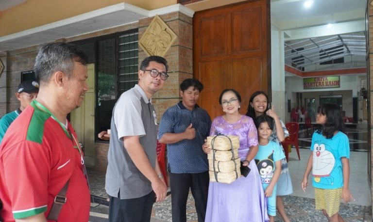 Anak-anak panti asuhan Griya Bahtera kasih milik yayasan Nasrani menyambut gembira pemberian daging kurban dari Masjid At-Taqwa Ngaliyan. Paket kurban diterima langsung Ibu Ipung sebagai pengasuhnya.