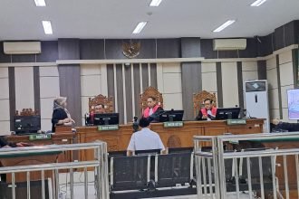 Terdakwa Baiquni (baju putih) menjalani sidang tuntutan di Pengadilan Tipikor Semarang. (bae)