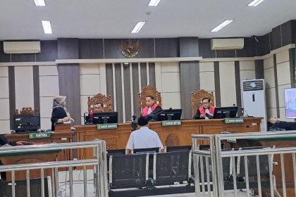 Terdakwa Baiquni (baju putih) menjalani sidang tuntutan di Pengadilan Tipikor Semarang. (bae)