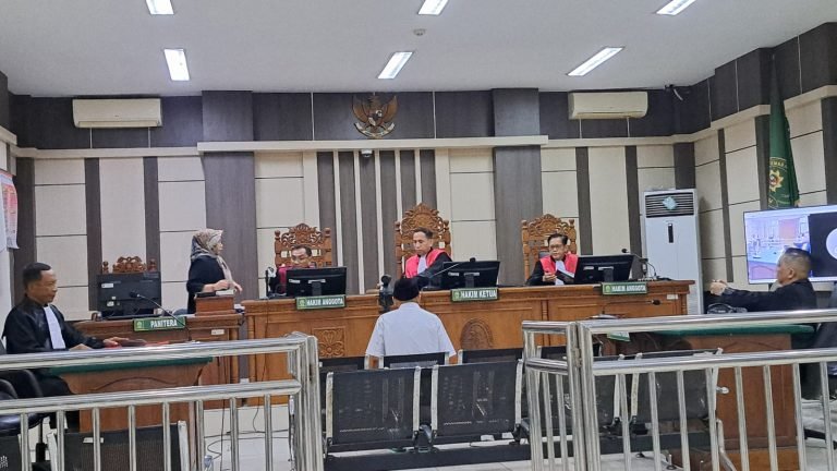 Terdakwa Baiquni (baju putih) menjalani sidang tuntutan di Pengadilan Tipikor Semarang. (bae)