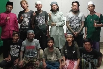 Penyuluh Agama Islam Ustaz Suhanda (berdiri kiri) bersama anak-anak punk binaannya di Rumah Hijrah, di Jatisampurna, Kota Bekasi.
