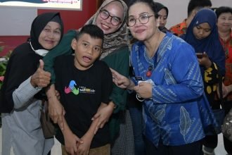Wali Kota Semarang Agustina Wilujeng bersama disabilitas di Kota Semarang.