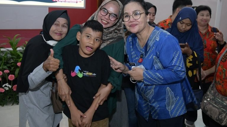Wali Kota Semarang Agustina Wilujeng bersama disabilitas di Kota Semarang.