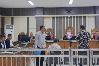 Eks Kabag Pengadaan Barang dan Jasa, Junaidi (berdiri kiri) dan dua saksi lain bersaksi di sidang korupsi Mbak Ita dan Alwin di Pengadilan Tipikor Semarang, Senin (16/6/2025). (bai)