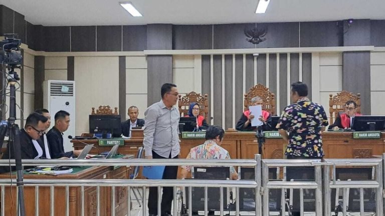 Eks Kabag Pengadaan Barang dan Jasa, Junaidi (berdiri kiri) dan dua saksi lain bersaksi di sidang korupsi Mbak Ita dan Alwin di Pengadilan Tipikor Semarang, Senin (16/6/2025). (bai)