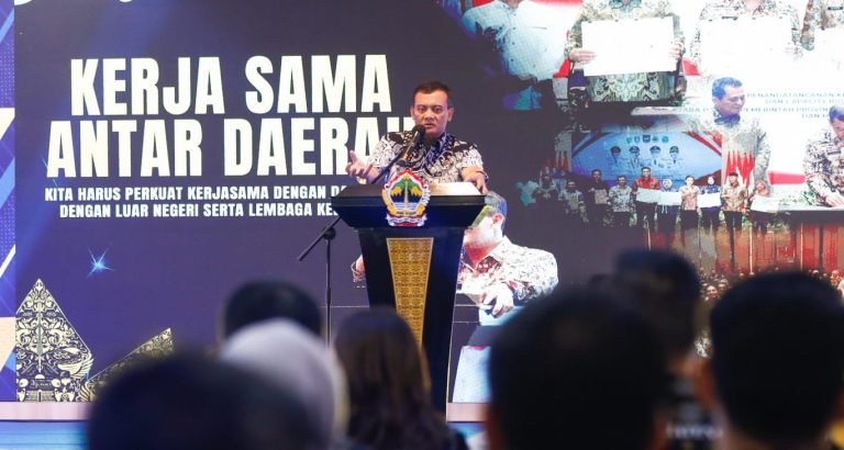 Gubernur Jateng Ahmad Luhtfi memberi sambutan dalam acara Musda HIPMI Jateng di Semarang, Selasa (17/6/2025). (humas pemprov)