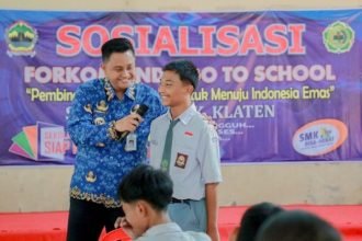 Bupati Klaten Hamenang Wajar Ismoyo berinteraksi dengan pelajar dalam agenda Forkopimda Goes to School hari kedua, Selasa (17/6/2025).