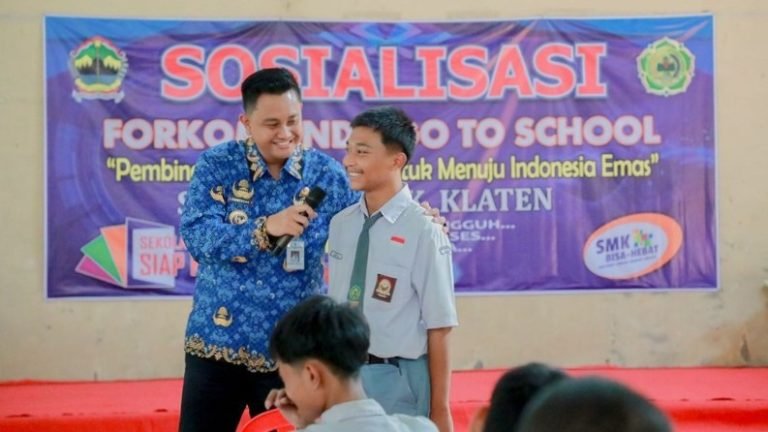 Bupati Klaten Hamenang Wajar Ismoyo berinteraksi dengan pelajar dalam agenda Forkopimda Goes to School hari kedua, Selasa (17/6/2025).