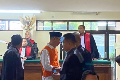 Terdakwa AKP Hariyadi (berpeci) mengikuti sidang dakwaan kasus penganiayaan di PN Semarang, Selasa (17/6/2025). (bai)