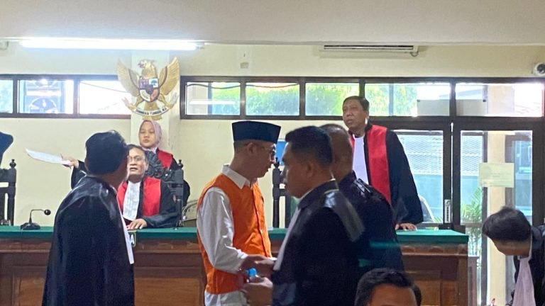 Terdakwa AKP Hariyadi (berpeci) mengikuti sidang dakwaan kasus penganiayaan di PN Semarang, Selasa (17/6/2025). (bai)