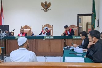 Anggota Polrestabes Semarang, Aipda Robig Zaenudin (baju putih) diperiksa sebagai terdakwa penembakan dalam sidang di PN Semarang, Selasa (17/6/2025). (bai)