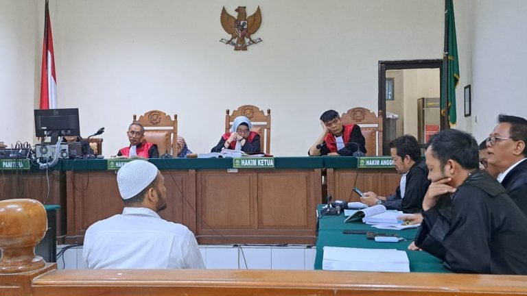 Anggota Polrestabes Semarang, Aipda Robig Zaenudin (baju putih) diperiksa sebagai terdakwa penembakan dalam sidang di PN Semarang, Selasa (17/6/2025). (bai)