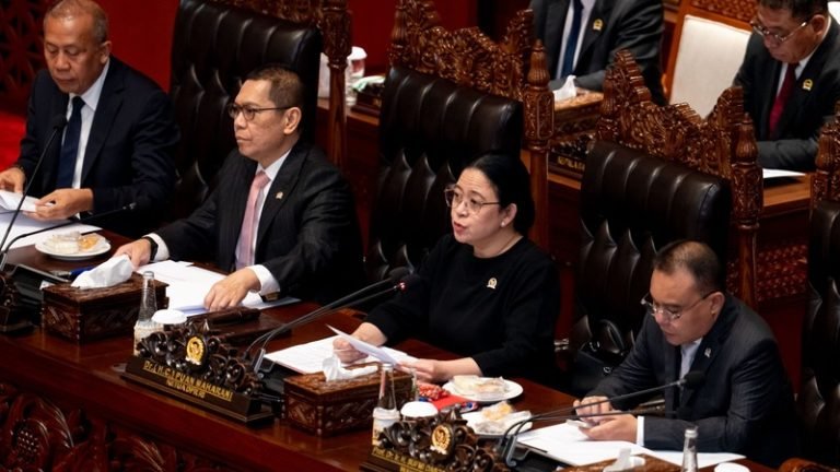 Ketua DPR RI Puan Maharani bersama pimpinan dewan lainnya memimpin Sidang Paripurna DPR RI Masa Persidangan IV Tahun Sidang 2024-2025 di Kompleks Parlemen Senayan Jakarta.