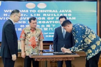 Bupati Klaten Hamenang Wajar Ismoyo menandatangani risalah kesepahaman atau Memorandum of Understanding (MoU) kerja sama Sister City dengan Pemerintah Nanjing, Tiongkok, di Kantor Gubernuran, Semarang, Selasa (24/6/2025).
