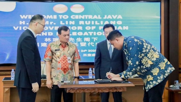 Bupati Klaten Hamenang Wajar Ismoyo menandatangani risalah kesepahaman atau Memorandum of Understanding (MoU) kerja sama Sister City dengan Pemerintah Nanjing, Tiongkok, di Kantor Gubernuran, Semarang, Selasa (24/6/2025).