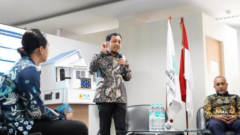 General Manager PLN Icon Plus SBU Regional Jawa Bagian Tengah, Arif Rohmatin, memberikan sambutan saat PLN Icon Plus SBU Regional Jawa Bagian Tengah menyelenggarakan kegiatan media visit sebagai bentuk apresiasi dan penguatan hubungan kemitraan bersama insan media, Rabu (25/6/2025). (wis)