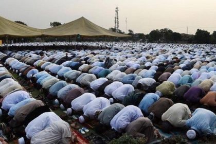 Ilustrasi umat Islam melaksanakan salat berjemaah.