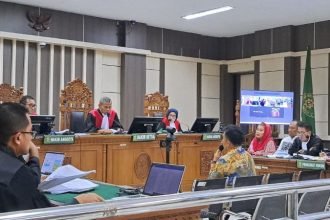 Sidang eks Walikota Semarang Hevearita Gunaryati Rahayu. Yang belum serahkan uang suap divonis, yang belum serahkan uang suap masih bebas melenggang.