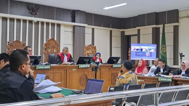 Sidang eks Walikota Semarang Hevearita Gunaryati Rahayu. Yang belum serahkan uang suap divonis, yang belum serahkan uang suap masih bebas melenggang.