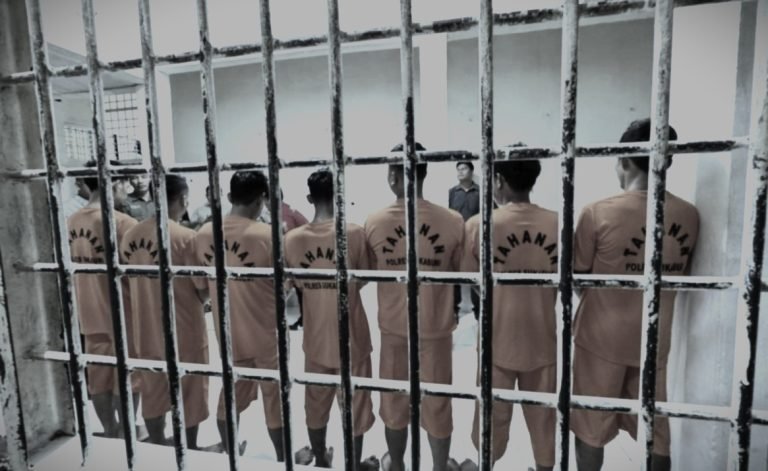 Ilustrasi penjahat pelaku tindak pidana atau kriminal, yang berada di dalam penjara.