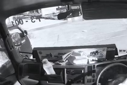 Tangkapan layar kecelakaan Feeder Trans Semarang tabrak pejalan kaki hingga tewas di Bundaran Klipang.