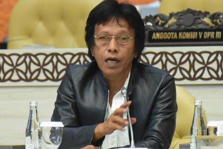 Anggota Komisi V DPR RI Adian Napitulu kritik Kemenhub saat rapat kerja DPR dengan Kemenhub.