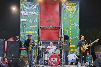 Band The MoonStar sedang perform di Best Day Fest rangkaian dari grand opening Best Pangkas Rambut, di BSB City Semarang, Minggu (13/7/2025) malam. (bae)