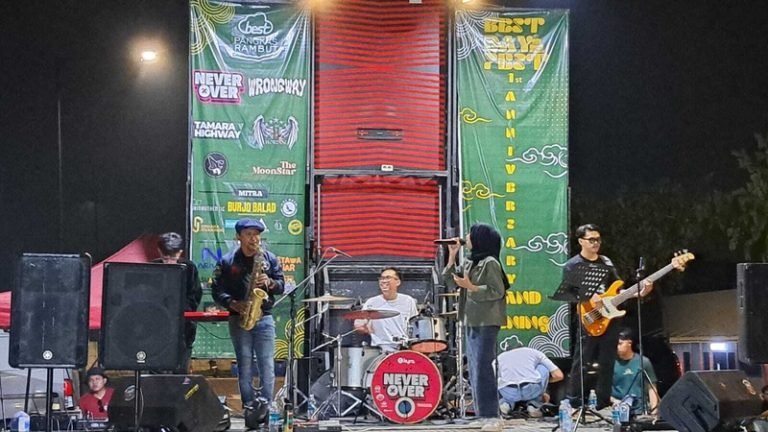 Band The MoonStar sedang perform di Best Day Fest rangkaian dari grand opening Best Pangkas Rambut, di BSB City Semarang, Minggu (13/7/2025) malam. (bae)