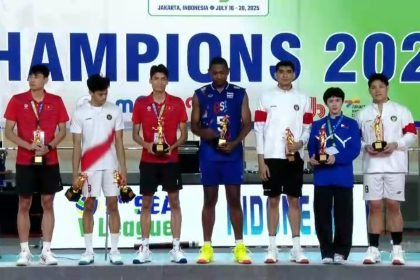 Boy Arnez Arabi (dua dari kiri) saat menerima gelar sebagai pemain terbaik selama gelaran SEA V League 2025 leg ke-2 yang berakhir Minggu (20/7/2025) di Jakarta International Veledrome.