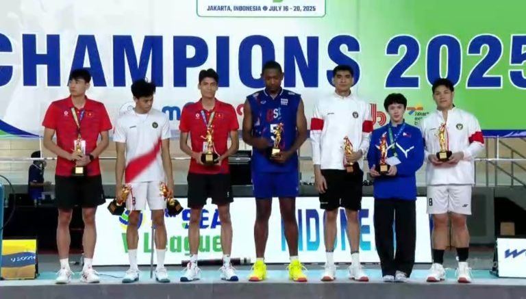 Boy Arnez Arabi (dua dari kiri) saat menerima gelar sebagai pemain terbaik selama gelaran SEA V League 2025 leg ke-2 yang berakhir Minggu (20/7/2025) di Jakarta International Veledrome.