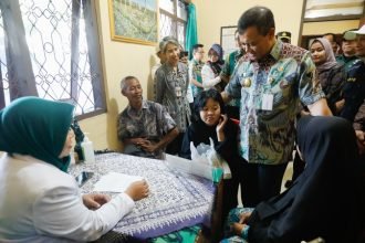 Gubernur Ahmad Luthfi meninjau pelaksanaan program cek kesehatan gratis dan program Speling di Temanggung, Selasa (15/7/2025). (humas pemprov)