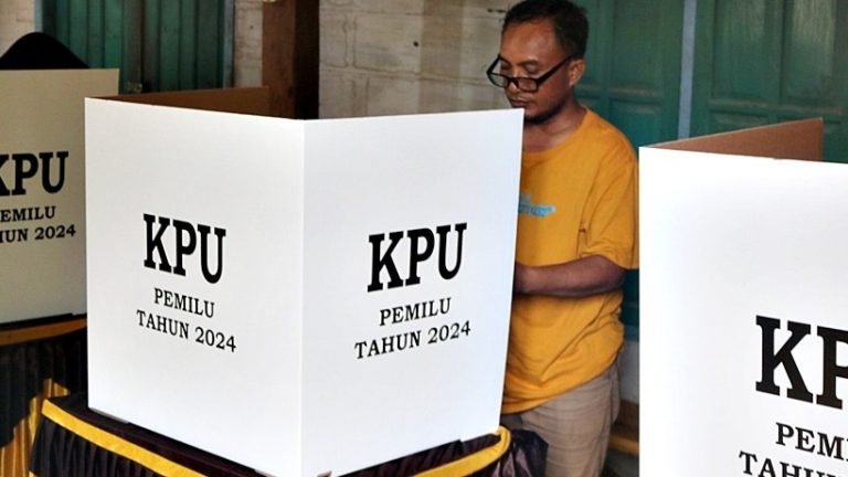 Gambar ilustrasi warga yang sedang memberikan suaranya dalam pemilu. Usulan Cak Imin mengenai kepala daerah dipilih atau ditunjuk presiden atau pemerintah pusat, berpotensi pada kemunduran demokrasi dan menyalahi konstitusi. Foto: dok/ist.
